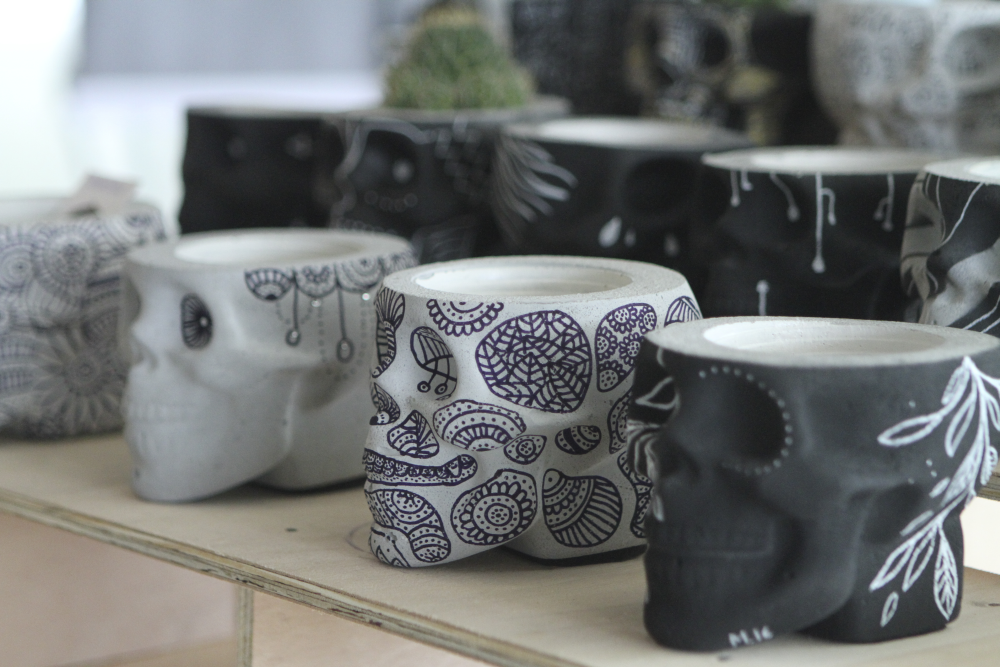 Os crânios assinados pela Crânios Cabeludos: vasos e luminárias exclusivos e o lançamento de uma nova linha de crânios "tatuados" Os crânios assinados pela Crânios Cabeludos: vasos e luminárias exclusivos e o lançamento de uma nova linha de crânios "tatuados"
